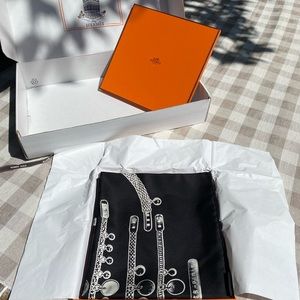 NWB 100% Silk Hermés 90 Scarf. Sold out design.